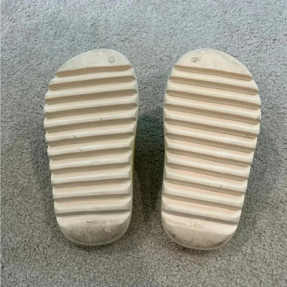 SpongeBob sandales size 32. Overall condition is good. - Picture 2 of 2